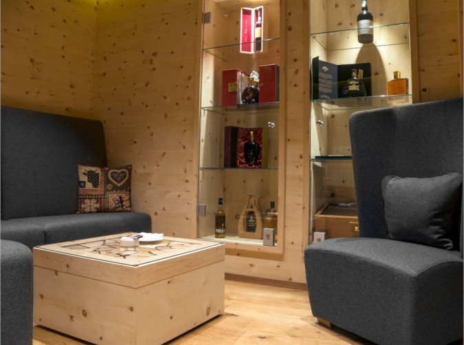 4_Hotel Monopol - Schoene Aussichten Touristik - MONO smokers lounge